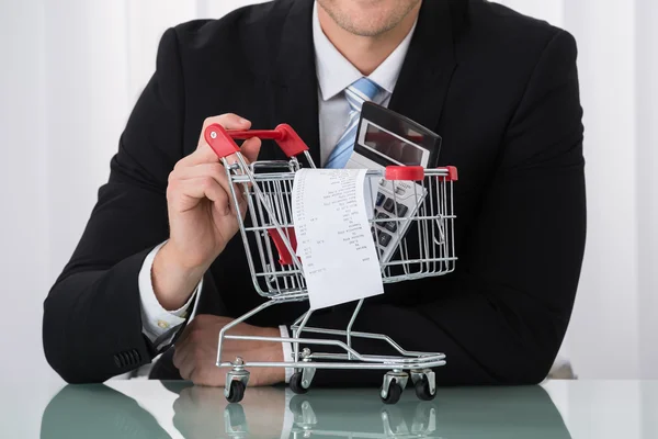 Homem segurando carrinho de compras — Fotografia de Stock