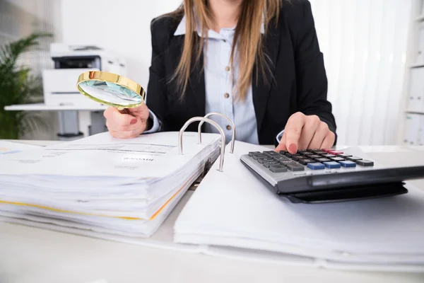 Zakenvrouw controleren factuur — Stockfoto