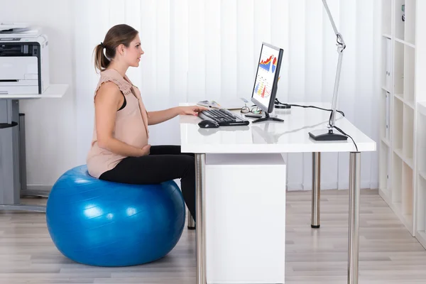 Empresária grávida no baile de fitness com gráficos — Fotografia de Stock