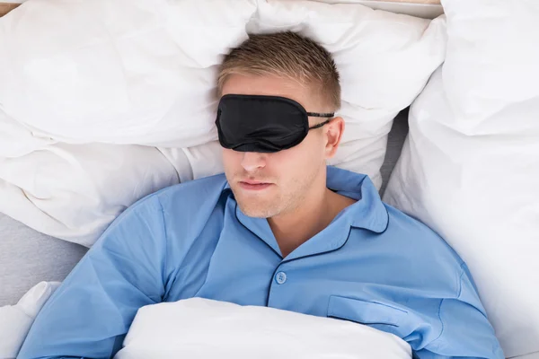 Hombre durmiendo en la cama — Foto de Stock