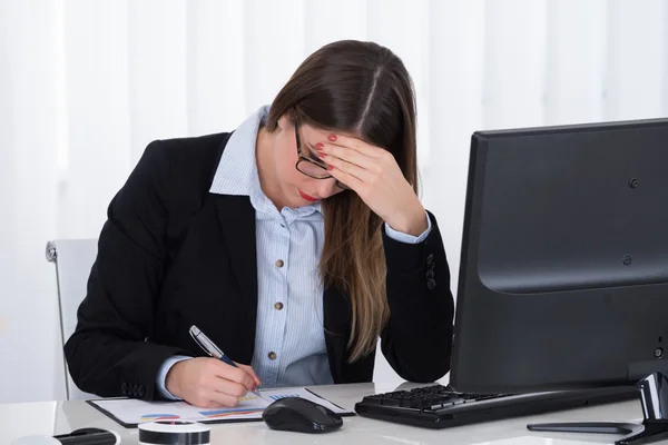 Zakenvrouw met financieel verslag benadrukt — Stockfoto