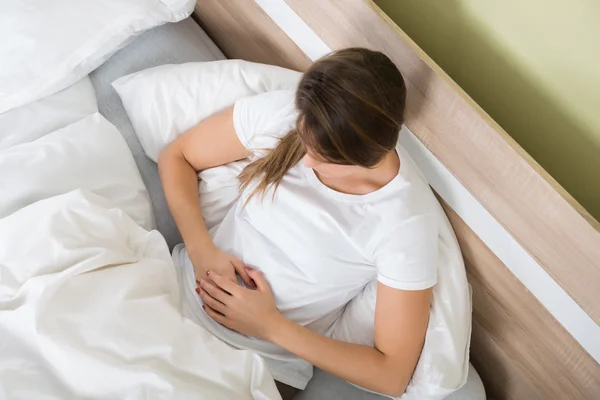 Mujer con dolor de estómago — Foto de Stock