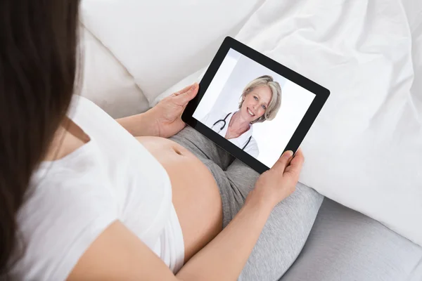 Embarazada mujer conferencia con doctor — Foto de Stock