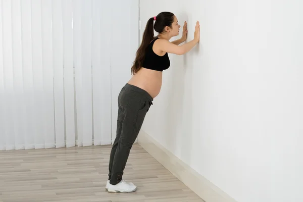 Mujer embarazada haciendo ejercicio físico — Foto de Stock