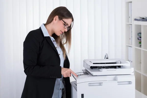 Empresária usando a máquina de cópia — Fotografia de Stock