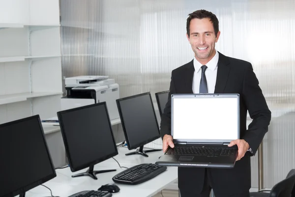 Homem de negócios mostrando laptop — Fotografia de Stock