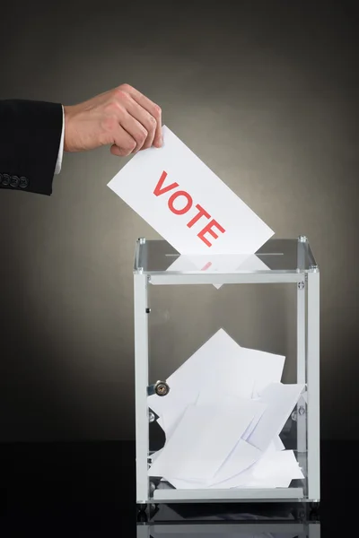 Abstimmung an die Wahlurne bringen — Stockfoto