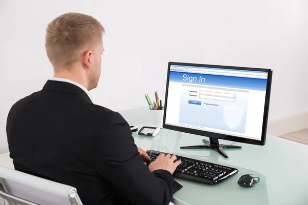 Young Businessman Signing Into Website — Stock Photo, Image