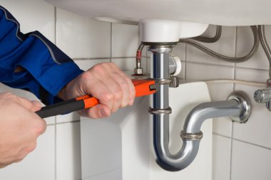 Erkek tesisatçı lavabo tamiri