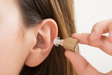 El koyarak işitme cihazı