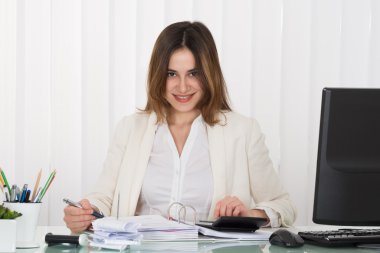 Ofiste çalışan kadın.