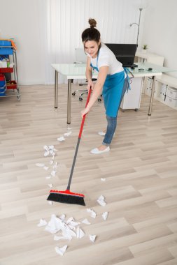 Kadın hademe süpürme ahşap döşeme