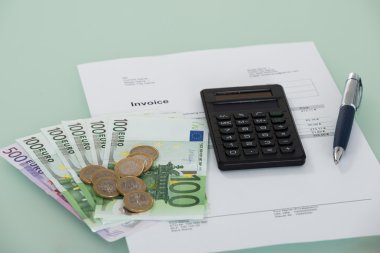Fatura ve ofis masasında para birimi