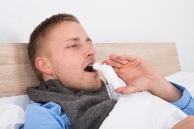 astım inhaler kullanan adam