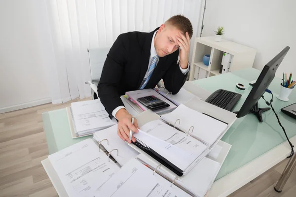 Przygnębiony biznesmen w biurze — Zdjęcie stockowe