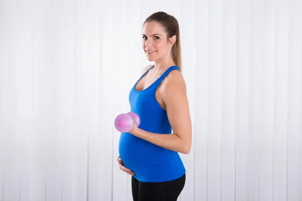 Embarazada hembra haciendo ejercicio — Foto de Stock