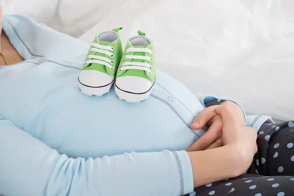 Mujer con zapatos pequeños — Foto de Stock