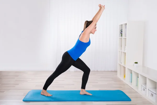 Jonge vrouw doet yoga — Stockfoto