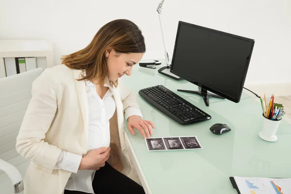 Embarazada mujer de negocios con ultrasonido —  Fotos de Stock