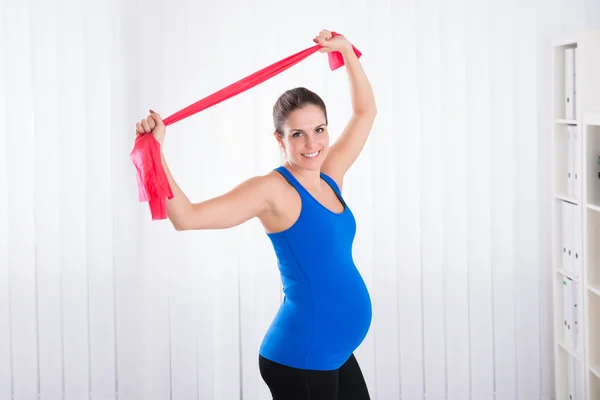 Mulher grávida fazendo exercício — Fotografia de Stock