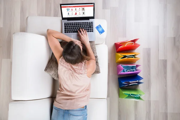 Donna shopping online — Foto Stock