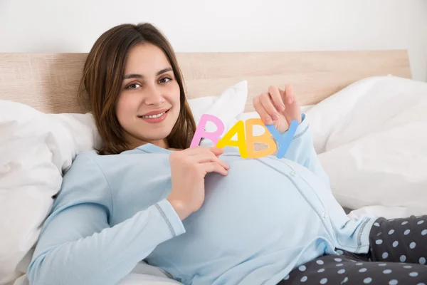Έγκυος γυναίκα στο κρεβάτι — Φωτογραφία Αρχείου