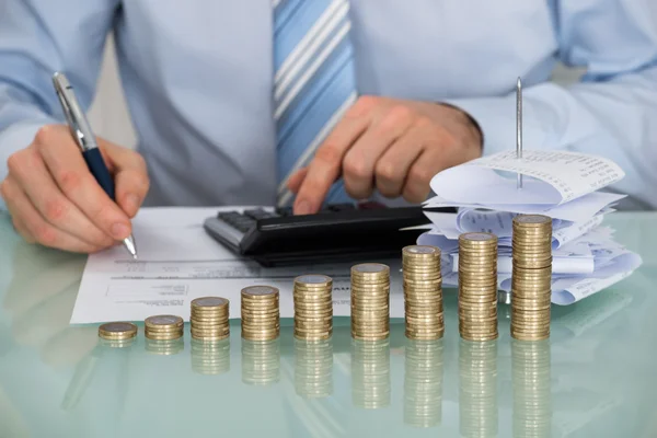 Homem de negócios calculando contas — Fotografia de Stock