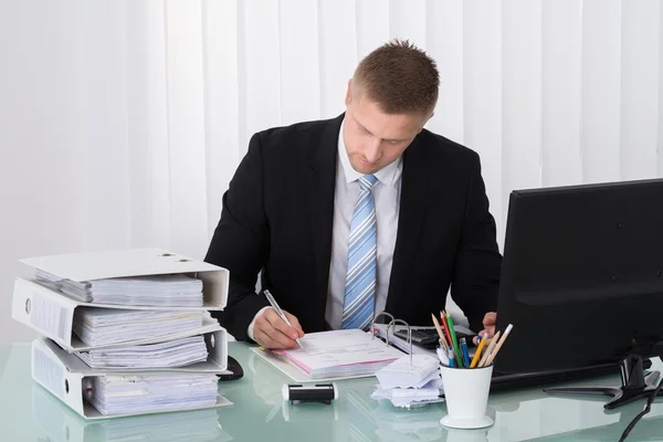 Affärsman beräkning av skatt i Office — Stockfoto