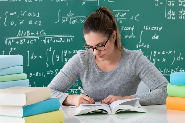 Vrouw schrijven met de Pen In boek — Stockfoto