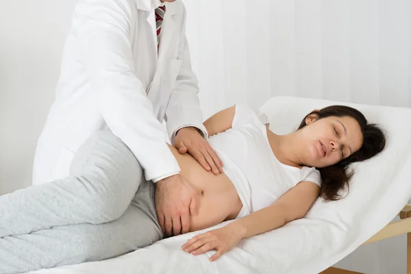 Doctor Examining Pregnant Woman — Stock Photo, Image