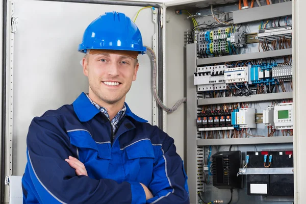 Joven electricista masculino — Foto de Stock