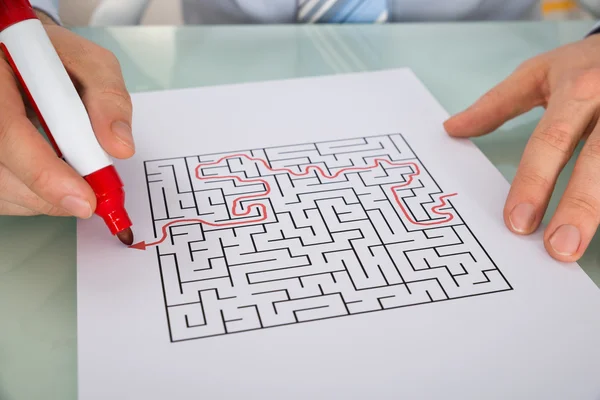 Homme main résoudre labyrinthe Puzzle — Photo