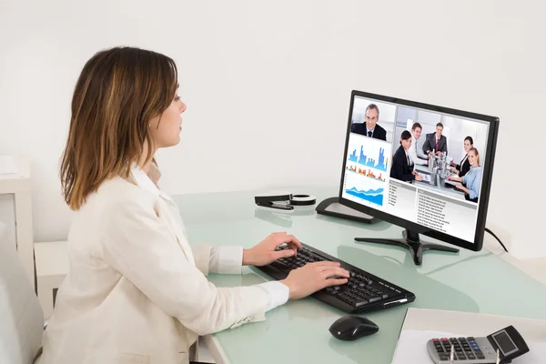 Geschäftsfrau konferiert am Computer — Stockfoto