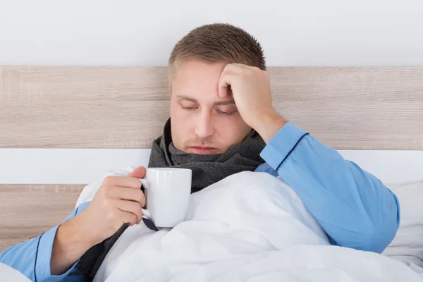 Hombre con taza de bebida caliente — Foto de Stock