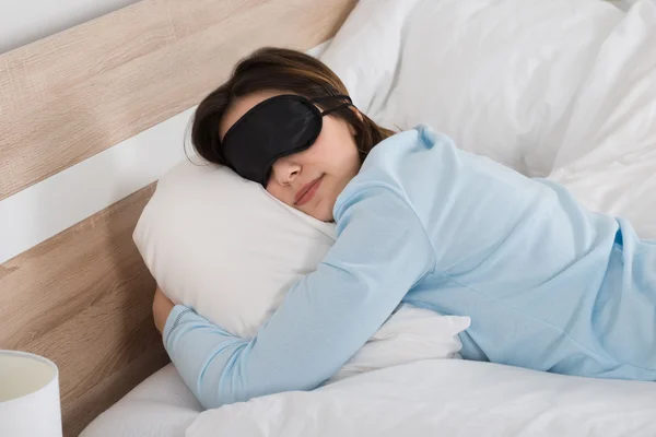 Femme dormant avec masque oculaire — Photo