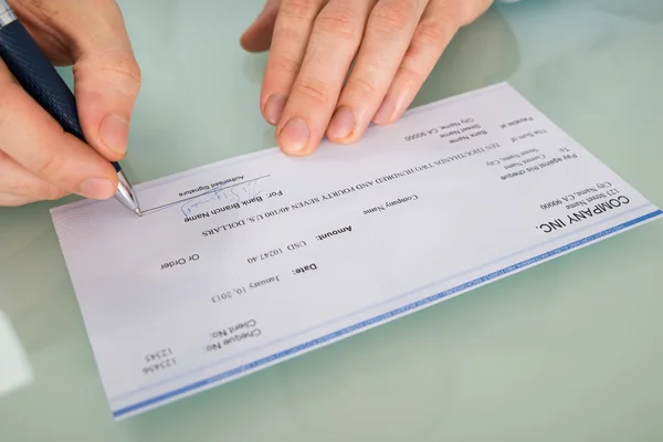 Man ondertekening Cheque — Stockfoto