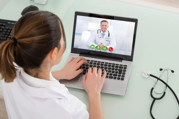 Vídeo médico feminino conversando no laptop — Fotografia de Stock