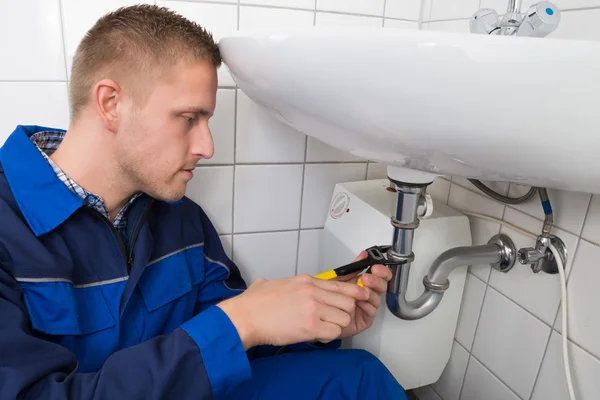 Plumber Repairing Sink — Stock Photo, Image