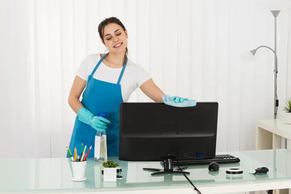 Janitor feminino computador de limpeza — Fotografia de Stock