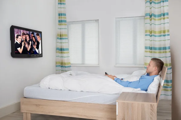 Homem assistindo televisão — Fotografia de Stock