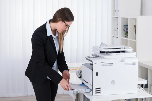 Businesswoman Putting Papers In Copy Machine — Stok Foto