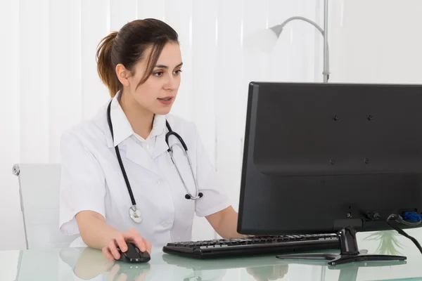 Lekarz pracujący na komputerze — Zdjęcie stockowe