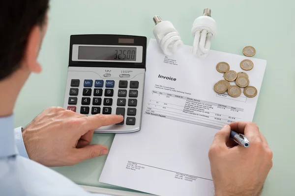 Controleren van de factuur met Calculator — Stockfoto