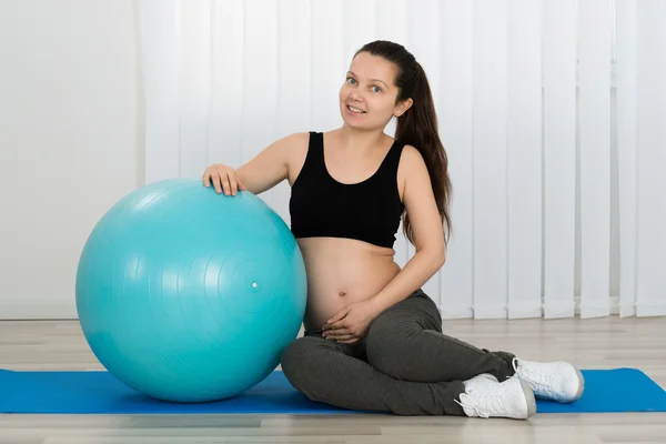 Šťastná žena s Fitness míč — Stock fotografie