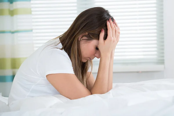 Frau leidet unter Kopfschmerzen — Stockfoto