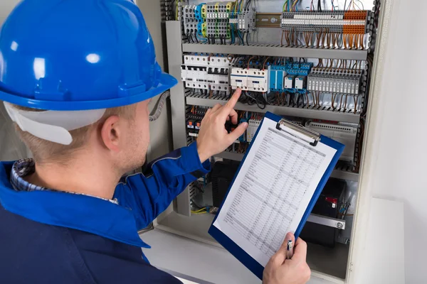 Técnico Examinando Fusebox — Fotografia de Stock