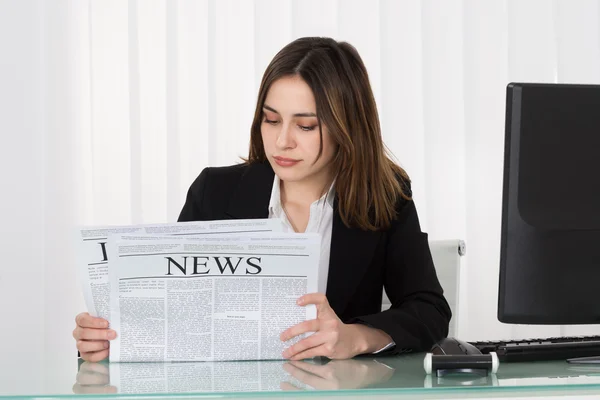 Nő olvas újságot — Stock Fotó