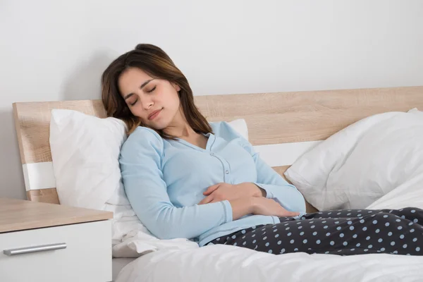 Vrouw die op bed slaapt — Stockfoto