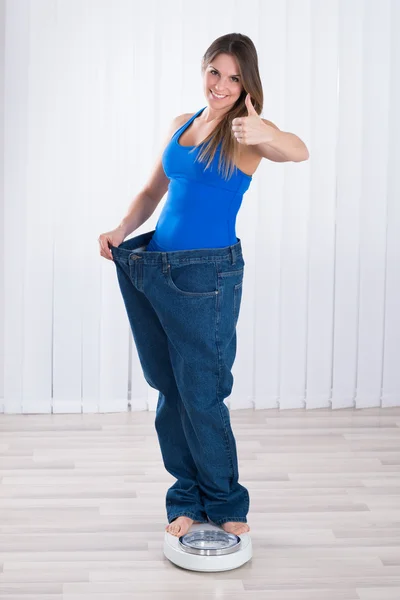 Женщина в джинсах больших размеров — стоковое фото