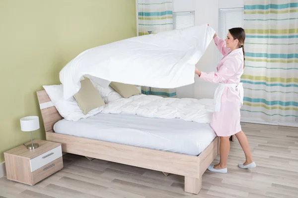 Vrouwelijke huishoudster Bed vel wijzigen — Stockfoto